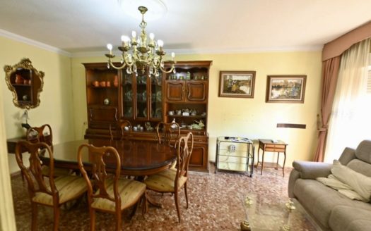 Magnífico piso de 4 dormitorios, 1 baño, 1 aseo y trastero con terraza en Zaidín