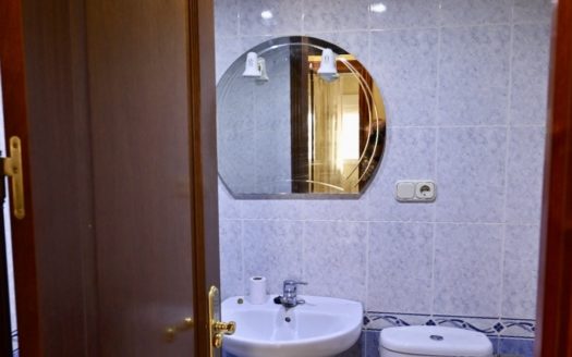 Magnífico piso de 4 dormitorios, 1 baño, 1 aseo y trastero con terraza en Zaidín