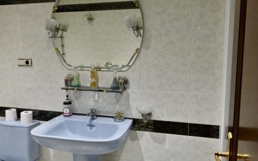 Magnífico piso de 4 dormitorios, 1 baño, 1 aseo y trastero con terraza en Zaidín