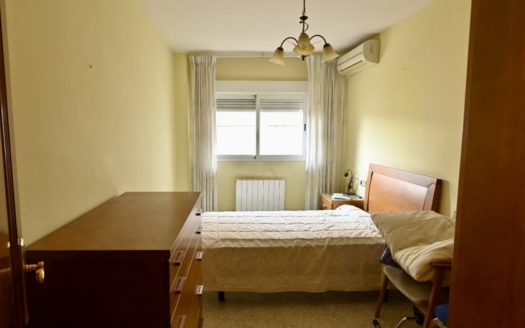 Magnífico piso de 4 dormitorios, 1 baño, 1 aseo y trastero con terraza en Zaidín