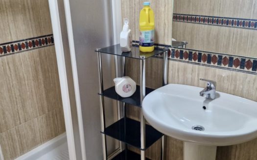 Habitaciones/estudio en piso de 3 dormitorios con wifi incluido en calle Elvira