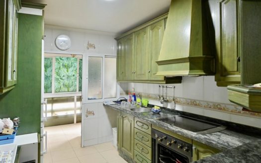 Magnífico piso de 4 dormitorios, 1 baño, 1 aseo y trastero con terraza en Zaidín