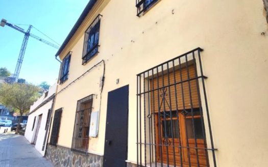 Casa de 3 dormitorios en Avd Murcia (Junto Cervezas Alhambra).