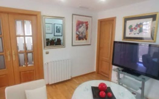 Apartamento en Avd. Madrid con calefacción central.