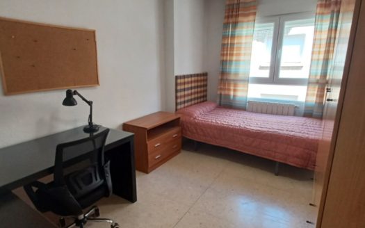 Piso de 5 dormitorios y 2 baños en Emperatriz Eugenia