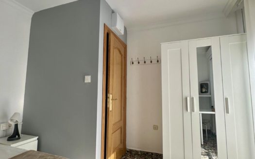 Habitaciones en casa de 8 dormitorios, 4 baños, terraza y patio con wifi incluido cerca del PTS