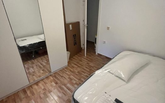 Piso de 5 dormitorios y 2 baños junto Tráfico