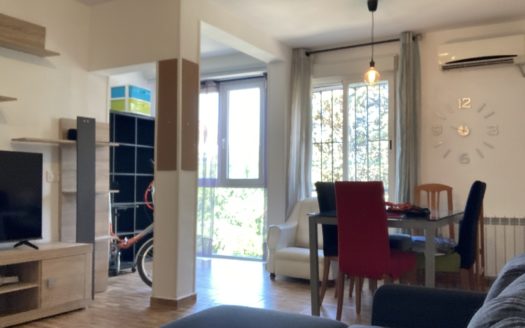 Piso de 5 dormitorios y 2 baños junto Tráfico