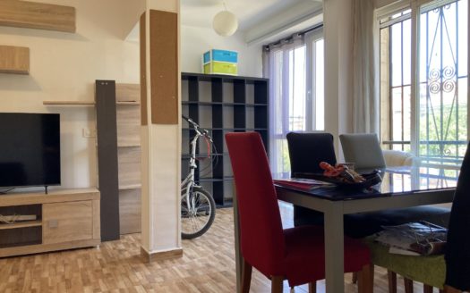 Piso de 5 dormitorios y 2 baños junto Tráfico