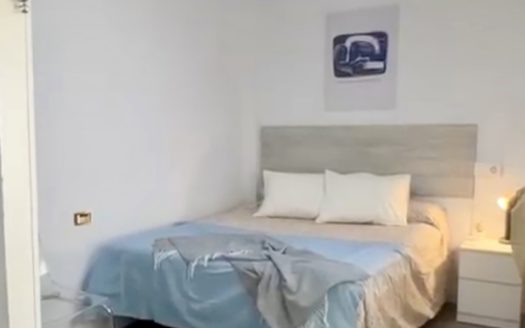 Habitaciones en casa de 8 dormitorios, 4 baños, terraza y patio con wifi incluido cerca del PTS