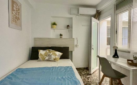 Habitaciones en casa de 8 dormitorios, 4 baños, terraza y patio con wifi incluido cerca del PTS