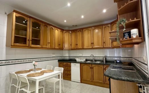 Casa de 8 dormitorios, 4 baños, terraza y patio con wifi incluido cerca del PTS