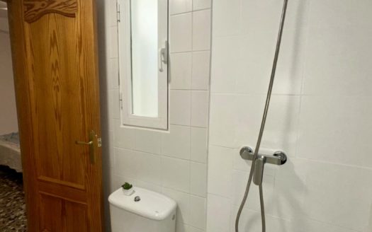 Habitaciones en casa de 8 dormitorios, 4 baños, terraza y patio con wifi incluido cerca del PTS