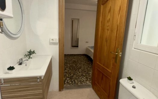 Habitaciones en casa de 8 dormitorios, 4 baños, terraza y patio con wifi incluido cerca del PTS