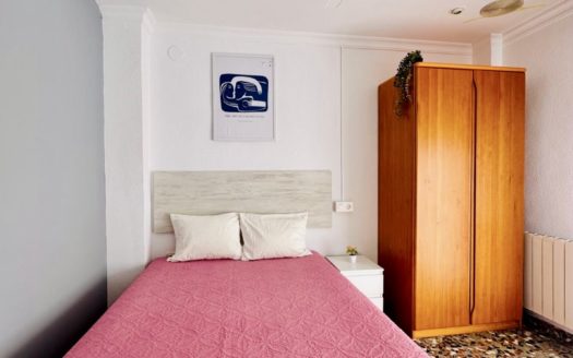 Habitaciones en casa de 8 dormitorios, 4 baños, terraza y patio con wifi incluido cerca del PTS