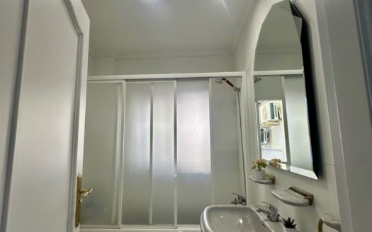 Habitaciones en casa de 8 dormitorios, 4 baños, terraza y patio con wifi incluido cerca del PTS