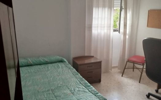 Piso de 4 dormitorios y 2 baños con calefacción central frente C.C. Alcampo