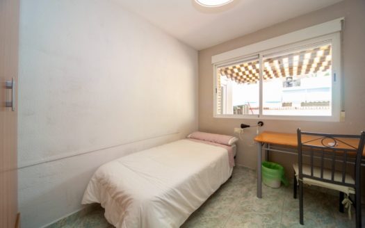 Habitaciones en piso de 3 dormitorios con terraza junto a Camino de Ronda