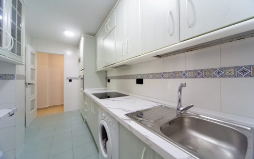 Habitaciones en piso de 4 dormitorios y 2 baños en Camino de Ronda