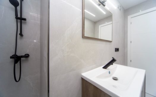 Habitaciones en piso de 4 dormitorios y 2 baños en Camino de Ronda