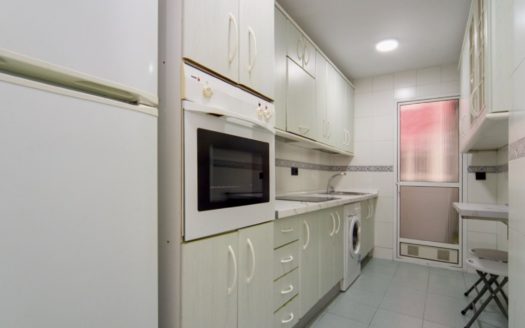 Habitaciones en piso de 4 dormitorios y 2 baños en Camino de Ronda