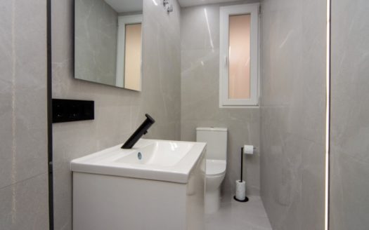 Habitaciones en piso de 4 dormitorios y 2 baños en Camino de Ronda