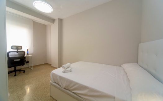 Habitaciones en piso de 4 dormitorios y 2 baños en Camino de Ronda