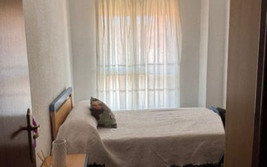 Piso de 3 dormtioriso con Garaje en Joaquina Eguaras.