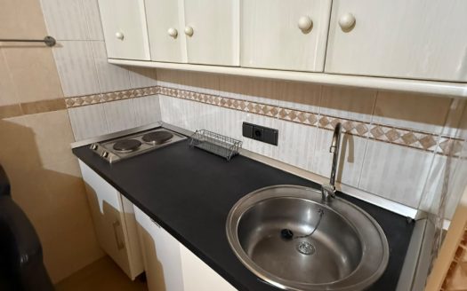 Estudio en Avd. Madrid con calefacción central.