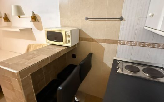 Estudio en Avd. Madrid con calefacción central.