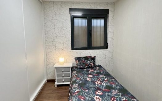Excelente piso de 2 dormitorios y 2 baños con plaza de garaje y wifi incluidos en Armilla