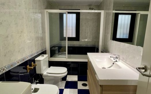 Excelente piso de 2 dormitorios y 2 baños con plaza de garaje y wifi incluidos en Armilla