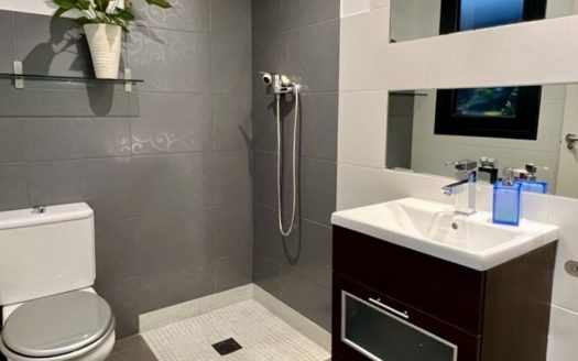 Excelente piso de 2 dormitorios y 2 baños con plaza de garaje y wifi incluidos en Armilla