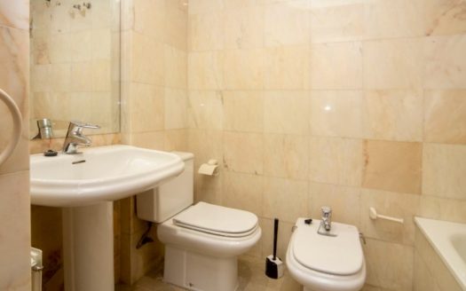 Habitaciones en piso de 5 dormitorios y 3 baños en Camino de Ronda