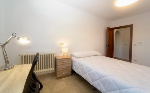 Habitaciones en piso de 5 dormitorios y 3 baños en Camino de Ronda