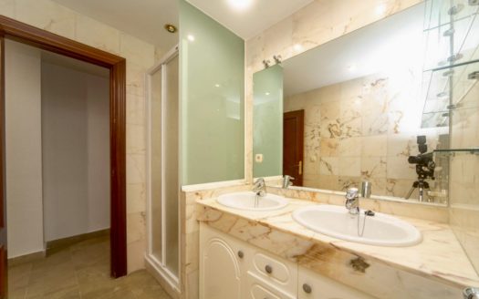 Excelente piso de 5 dormitorios y 3 baños en Camino de Ronda