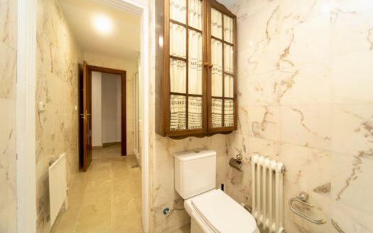 Excelente piso de 5 dormitorios y 3 baños en Camino de Ronda
