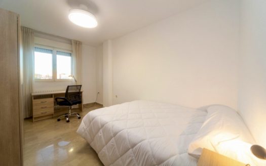 Habitaciones en piso de 5 dormitorios y 3 baños en Camino de Ronda