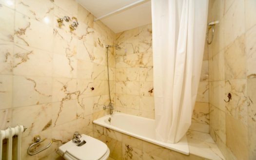 Excelente piso de 5 dormitorios y 3 baños en Camino de Ronda
