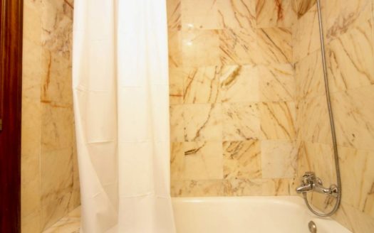 Excelente piso de 5 dormitorios y 3 baños en Camino de Ronda