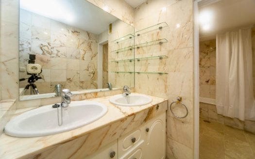 Habitaciones en piso de 5 dormitorios y 3 baños en Camino de Ronda